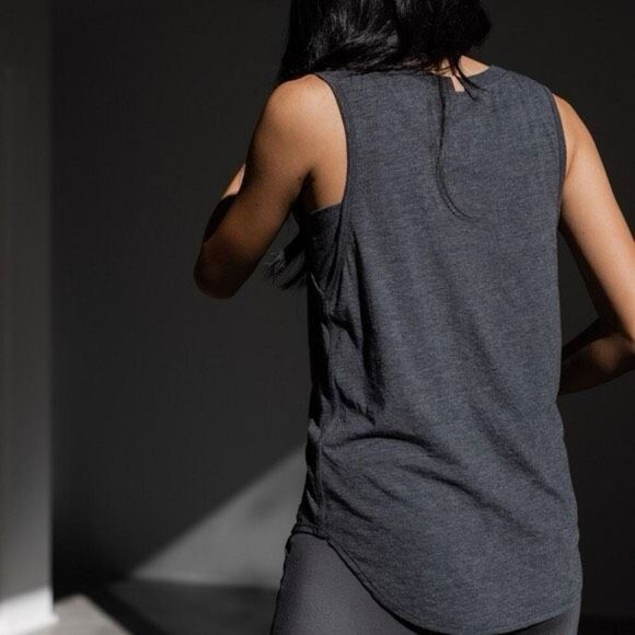 ✨Lunya Restore Muscle Sz XL Gray Tank✨ - Picture 4 of 9